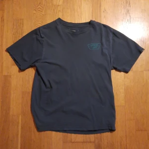 Vans t- shirt - En blå bans t-shirt som har ett jätte litet hål på framsidan men annars i bra skick.