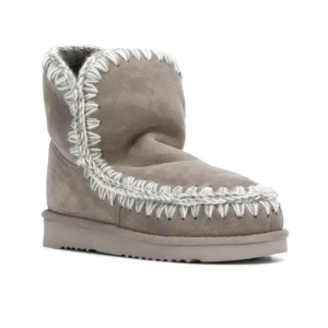 Mou boots  - Säljer nu mina Mou boots i en ljusgrå färg. De är i stl. 38 och är i väldigt bra skick! De medföljer en vanlig sula (som redan sitter i skon) samt en sula med inbyggd klack om man hellre vill ha så 🥰 Skriv vid frågor eller intresse!!!