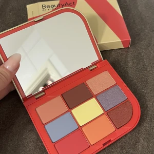 Ögonskugga palett  - Aldrig använd eller provad, från kicks egna märke. Kostar 399kr nypris 