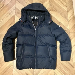 Tommy Hilfiger jacka 164 - Hej. Säljer en Tommy Hilfiger jacka/puffer p.g.a är för liten för mig.  Storlek  164. Använder den bara några dagar. Skick 10/10. Kan skicka mer bilder vid behov.
