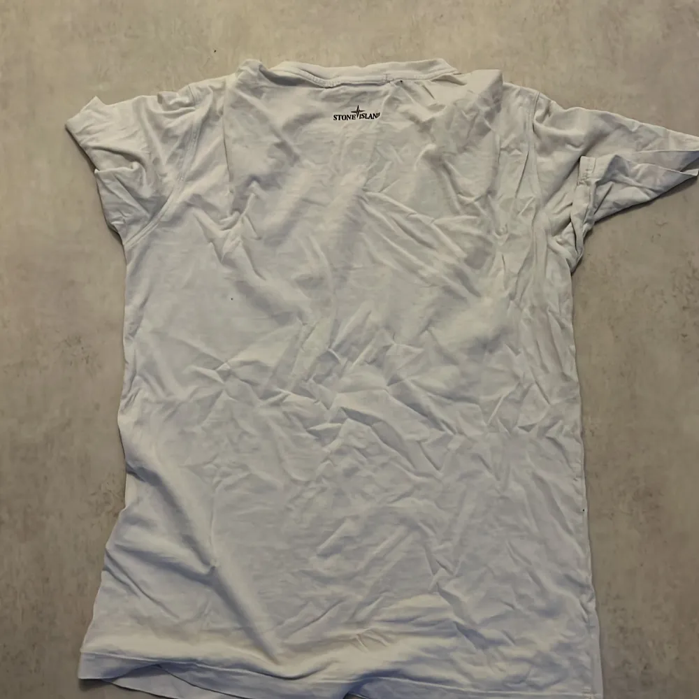 Säljer min fina stone island tshirt som är i väldigt fint skick och kanppt använd priset kan diskuteras💯💯. T-shirts.