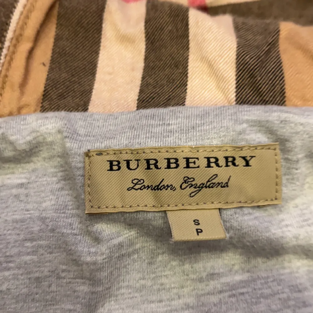 Tjena, säljer min burberry hoodie som jag inte har använt alls eftersom den är lite för stor på mig, storleken är S. Tröjor & Koftor.