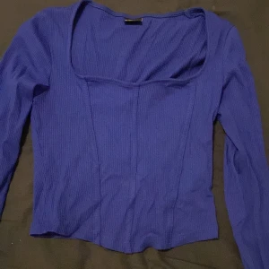 Tröja - Blå tröja från bikbok i strl S, köpt för 2 år sen ca. Använd 1 gång.