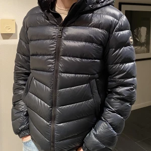 Blå colmar puffer - Säljer min navyblåa colmar dunjacka. Nypris är runt 4000. Cond 8/10, riktigt snygg, och perfekt tjock till vintern. Tyvärr så är det en lagad reva på ryggen, men den ligger skuggad av luvan så den syns inte förräns man letar. Priset är ej hugget i sten. 
