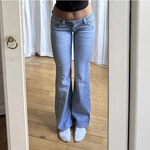 Vintage lågmidjade jeans från reactive 🌸 framhäver rumpan så snyggt. Lånade bilder, midja 71 (passar större för de är lite stretch) innerben 77. 