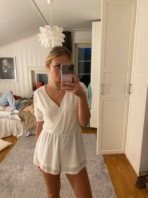 Jumpsuit - En vit söt jumpsuit, super söt till sommaren, knappt använd