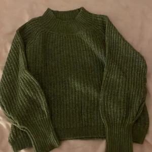 Grön stickad tröja  - I bra skick 