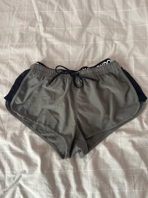 Badskjorts från New Yorker - Badskjorts i ett lätt tyg. Mycket bekväma och gör dig snyggast på stranden.