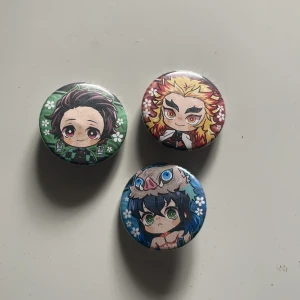 demonslayer pins - alla förutom inosuke är i nästan helt nytt skick! baksidan av den ena har gått av men man kan fortfarande fästa den :)
