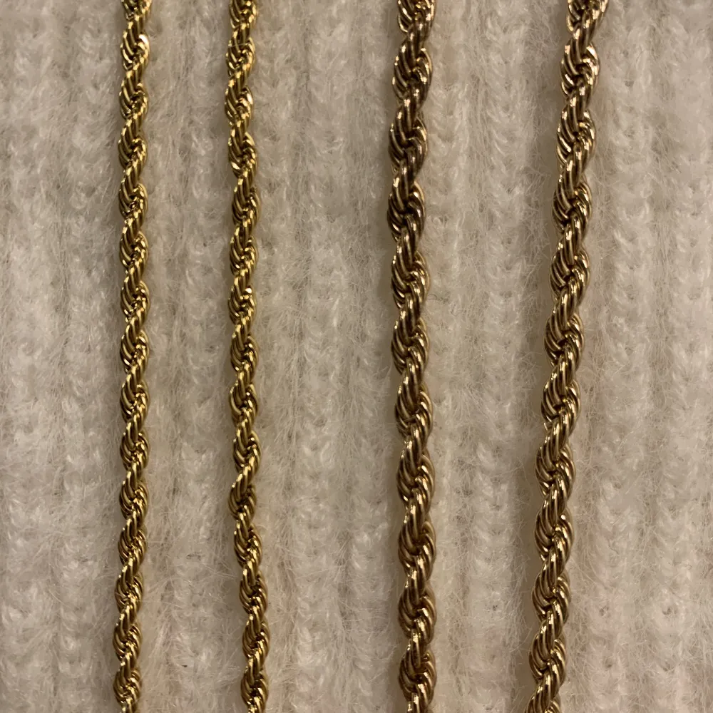 Ett helt nytt Edblad rope chain halsband, och ett annat liknande från H&M ❌SÅLD❌ ni ser skillnaden i förg o tjocklek i tredje bilden. Vid frågor är det bara att fråga 🥰 halsbanden kommer att skickas i dustbags ❤️edblad 319kr . Accessoarer.