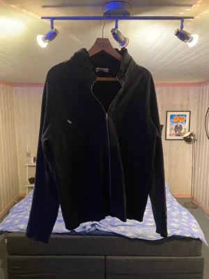 Stone island full zip - Stone island full zip köpt på nk i Stockholm för 2700, kvitto borta, säljer då den inte kommer till användning