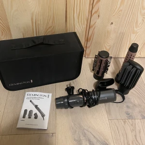 Remington värmeborste - Oanvänd roterbar värmeborste från remington. Fyra olika deler tillkommer. Rundborste, borste, locktång och hårblås. Några bortstrån är lite spretiga pågrund av hur den legat i den tillkommande nececären, därav priset, ska nog inte vara så svårt att fixa