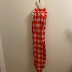 Rosa rutiga Pyjamasbyxor  - Säljer dessa rosa rutiga pyjamasbyxor köpta från Lindex i vintras och inte använda så länge då jag växte ur dem.