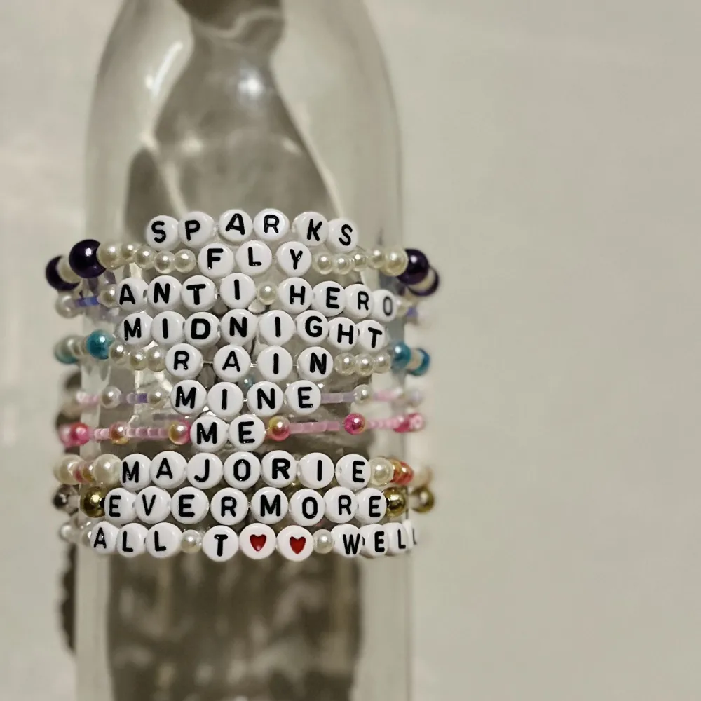 Hej! Jag pärlar friendship bracelets inspirerade av Taylor Swift, kanske känner du inte för att pärla själv? En kostar 20kr. Det går bra att önska låtar 🍃🕊️  (Frakt 15kr). Accessoarer.