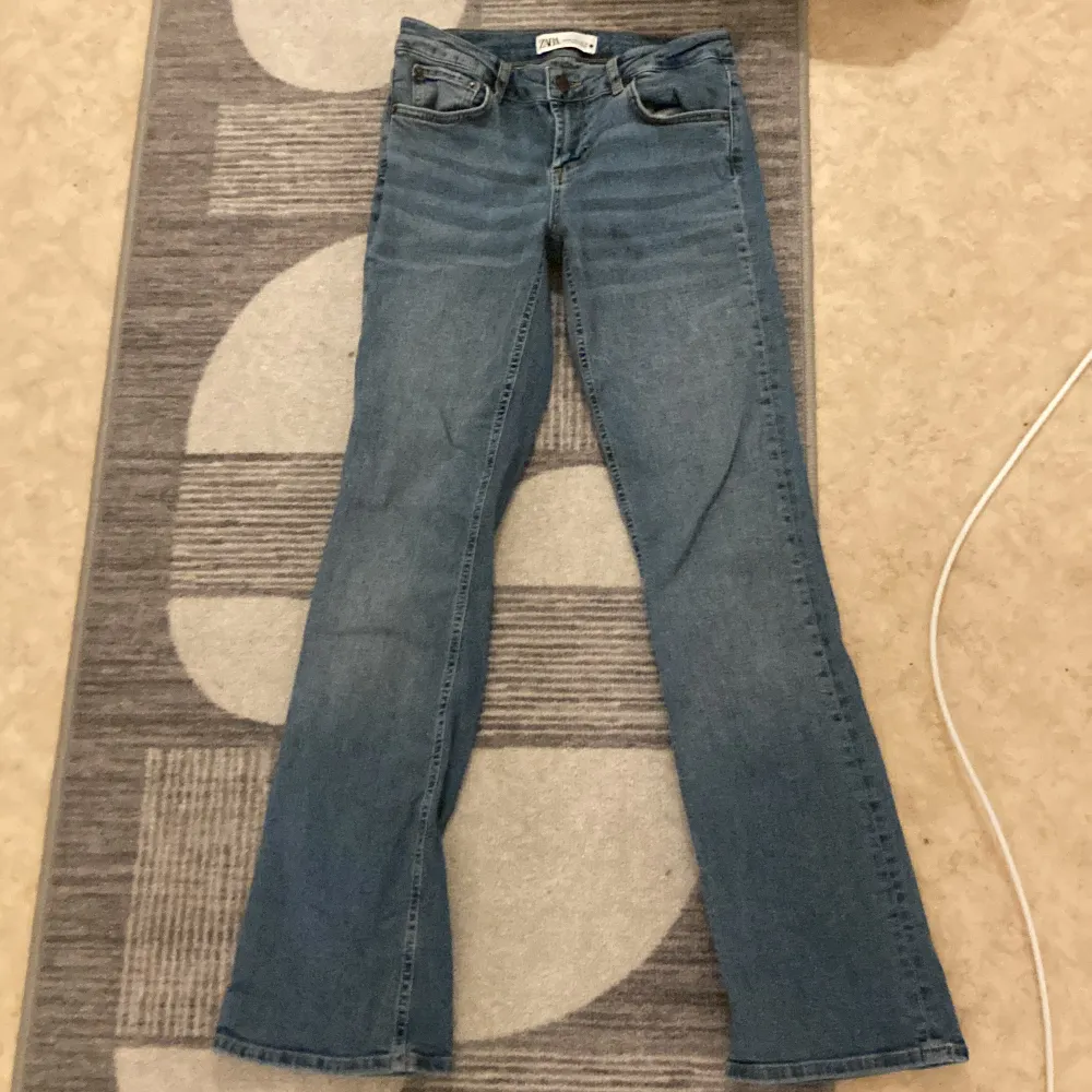 Säljer mina Low Rise bootcut jeans från zara. Dom har bara testats och aldrig använda. . Denimblå. Dom är slutsålda på Zaras hemsida och i butik. dom inte är använda nåt. Är i strl. 36 men passar mig som har xs/s. Nytvättade och redo att säljas.. Jeans & Byxor.