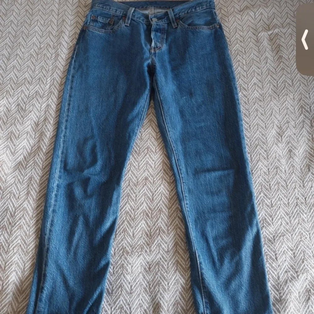 Snygga Levis jeans i perfekt skick! Men som säljer dem då dem är för små ❤️. Jeans & Byxor.