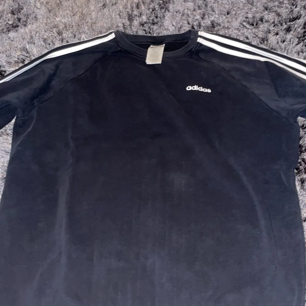 Adidas svart tjock tröja har använts ett par gånger ser ut som ny . Hoodies.