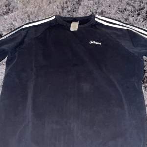 Adidas svart tjock tröja har använts ett par gånger ser ut som ny 