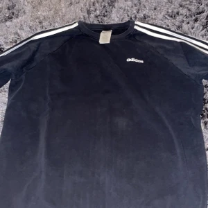 Adidas tjock tröja  - Adidas svart tjock tröja har använts ett par gånger ser ut som ny 