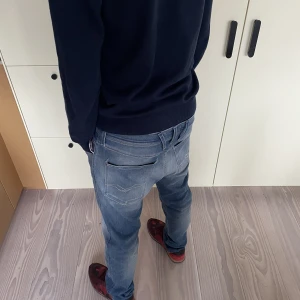 Replay anbass jeans - Säljer dessa as feta blåsa jeans från replay. Skicket är 9/10 då de inte använts mycket alls. Nypris är 1800kr