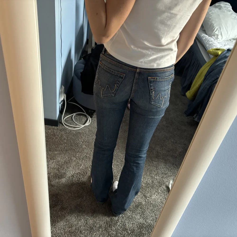 Säljer dessa lågmidjade bootcutjeans!💕 Midjemåttet 37cm Innerbenslängd 77cm. Jeans & Byxor.