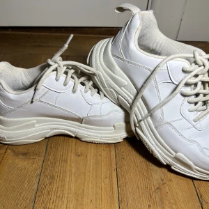 Vita Sneakers strl 39 - Fina vita sneakers från Nelly strl 39.