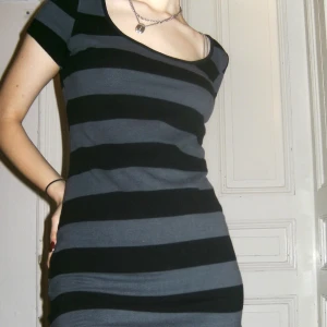 Randig miniklänning  - Randig miniklänning i bomull. Bra passform. Stl S. Bilden fick inte plats helt men den räcker till ca halva låret. Skriv för mått. Priset kan diskuteras. Köparen står för frakten men kan även mötas upp på Södermalm i Stockholm 