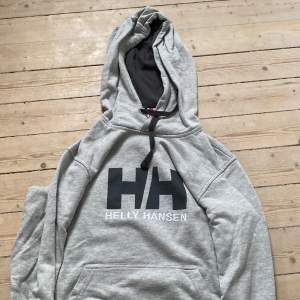 hello hansen hoodie som är i väldigt bra skick