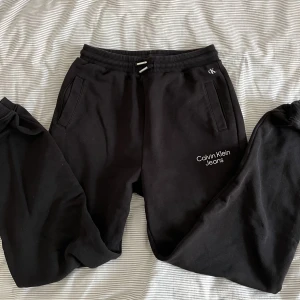 Calvin Klein mysisbyxor  - Nästan oanvända mysisbyxor i stl 152, super sköna och i bra skick ny pris 1,099kr💘 