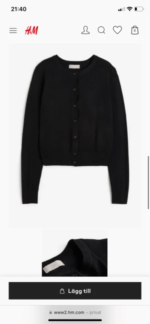 Finstickad kofta h&m - Säljer min kofta då jag har 2 likadana. Trodde jag hade tappat bort den så beställde en ny och nu hittade jag den gamla så säljer den oanvända koftan! Slutsåld i de flesta storlekar och nypris 179kr! Vill bara bli av med den! Storlek m men sitter som s!