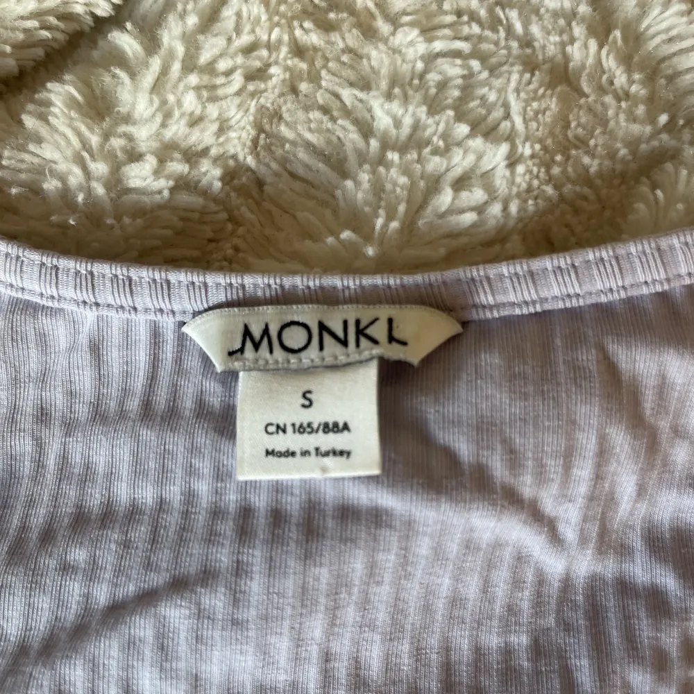 Söt tröja från monki, har använts fåtal gånger så den är fort i bra fint skick.☺️. Tröjor & Koftor.