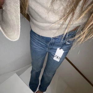Zara jeans  - Aldrig använda  Storlek 42  Jättefin tvätt  Nytt Pris 400:-  Mitt pris 250:-