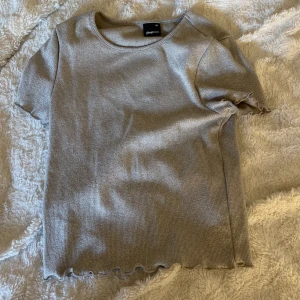 Glittrig tröja / tshirt  - Jättefin glittrig tshirt. Inte andvänts på ett tag men fint skick.☺️ Storlek xs men passar absolut S