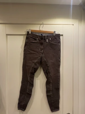 Ridbyxor  - Ridbyxor i storlek 40. Använda ett fåtal gånger och i utmärkt skick.   100kr 