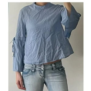 Blus - Använd ett fåtal gånger så i bra skick. Storlek S. Använd gärna KÖP NU om du vill köpa.