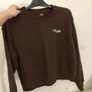 Tröja - Tröja från Hm. Använt 2-3 gånger. Helt ny. Storlek L men är som M. Meddela vid frågor eller intressen