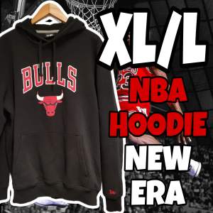 Najs NBA Chicago Bulls Hoodie köpt i somras för lite mer än 500. XL men sitter som L. Säljer för att jag har för många hoodies. Det är min bild ovan men kan skicka mer om det behövs.
