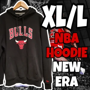 NEW ERA CHICAGO BULLS NBA HOODIE - Najs NBA Chicago Bulls Hoodie köpt i somras för lite mer än 500. XL men sitter som L. Säljer för att jag har för många hoodies. Det är min bild ovan men kan skicka mer om det behövs.
