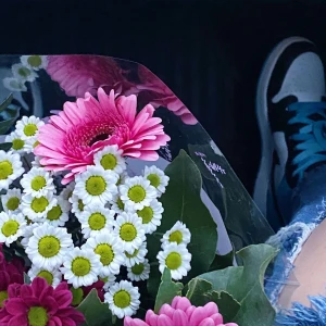 Jordans lazer blue - Ett par jättefina Jordans i st 38 (men skulle säga 37). I bra skick men använda väl. Älskar dom men använder allt för sällan så tänker att dom kan få ett nytt hem där dom kommer till användning mer🥰 Skriv för fler bilder! Låda finns kvar med extra snören!