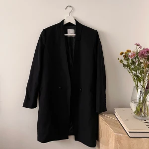 Svart ull kappa Mango  - Storlek S! 60% ull.