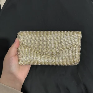 liten väska  - Handväska som är använd under en bal, i nytt skick