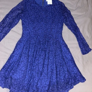 Klänning  - En jätte fin blå klänning, aldrig använt prislapp sitter även kvar!