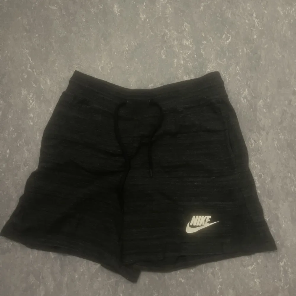 Mjuka mörkgråa bomullsmjukisshorts från Nike i strl S, köpta för länge sen och använda få gånger. Säljer för 30kr. . Shorts.