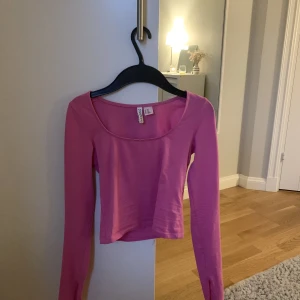 Rosa topp - En rosa topp från h&m använd en gång men är fortfarande i nyskick🤍