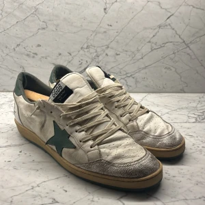 Golden Goose Ballstar, EUR 47 - Säljer mina fina Golden Goose Ballstar i UER 47. Inköpta på Golden Goose officiella hemsidan för 6000kr. Skorna är använda men i bra skick, sulan är dock sliten. Boxen medföljer självklart! Hör av dig vid funderingar/intresse! Kom förbi o prova gärna
