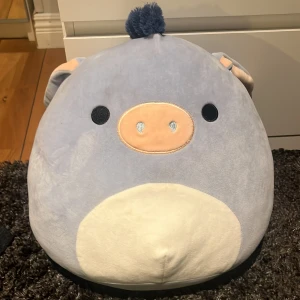 Squishmallow - Medium stor squishmallow! Väldigt mjuk och jätte gosig!   Den är i mycket bra skick! Knappast 1 år gammal och har bara stått i en fåtölj.  Köpare står för frakt! 📦 