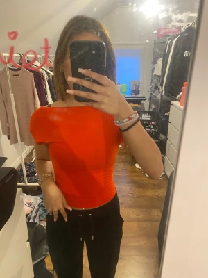 Öppen rygg  - Säljer denna röda tröjan med öppen rygg💓