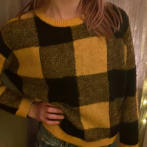 Rutig tjocktröja för 8-10 år - Svart och gul rutig tjocktröja, för barn.