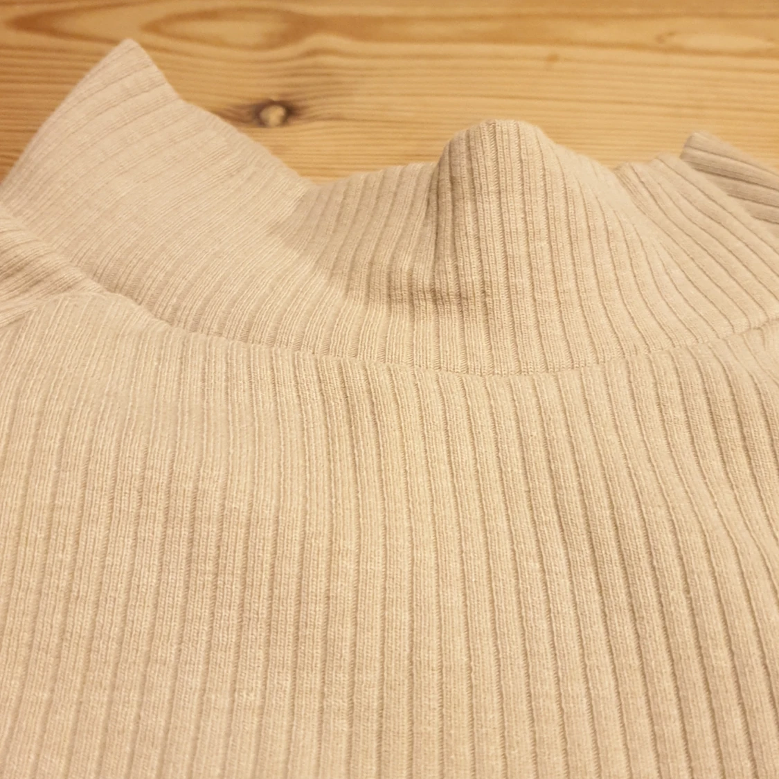 Beige kortärmad thight topp - 90