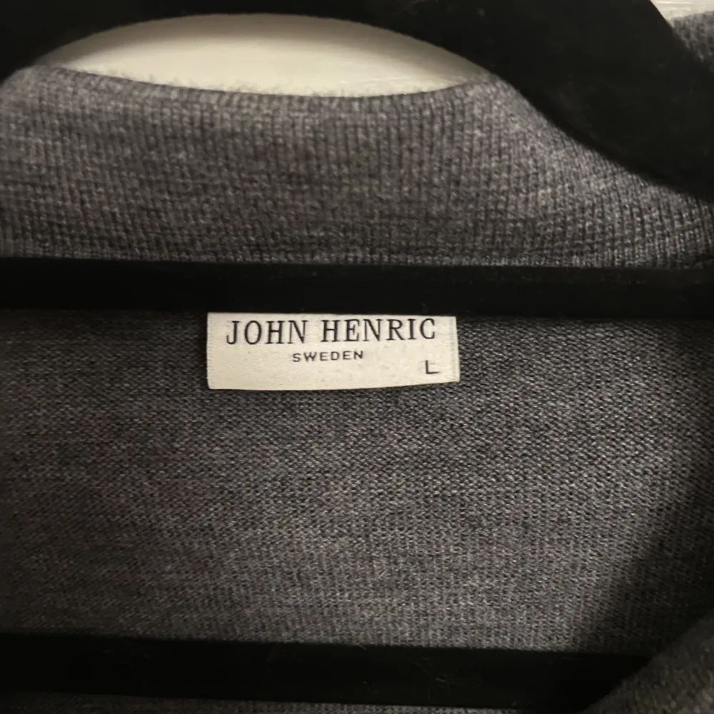 Jättefin tunn stickad tröja från John Henrik! Nästintill oanvänd!! Säljer åt min kille så har tyvärr inga bilder på! . Tröjor & Koftor.
